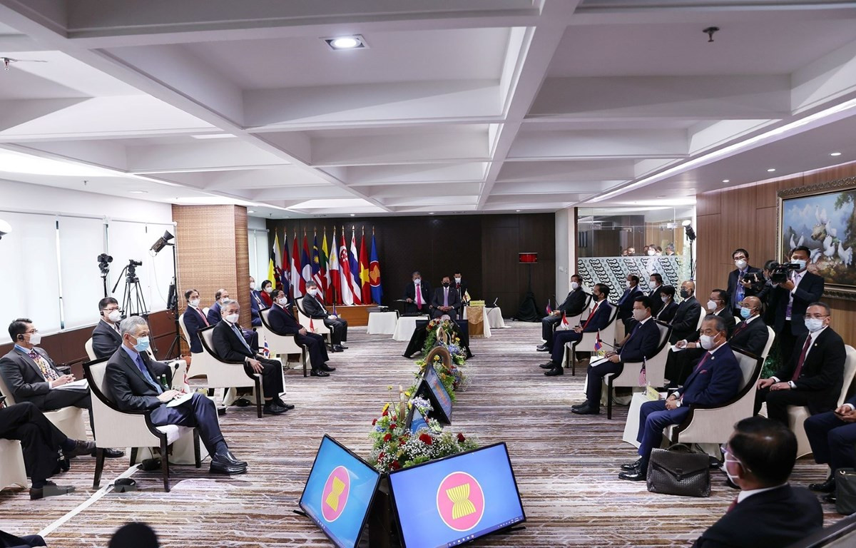 Tham dự hội nghị gồm lãnh đạo các nước thành viên ASEAN: Indonesia, Brunei, Campuchia, Lào, Malaysia, Philippines, Singapore, Việt Nam, Thái Lan và lãnh đạo quân đội Myanmar - Thống tướng Min Aung Hlaing. Ảnh: TTXVN