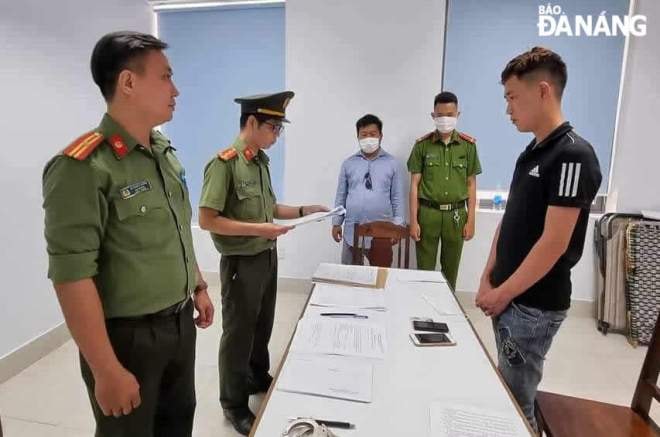 Cơ quan an ninh điều tra, Công an thành phố tống đạt quyết định bắt tạm giam 1 trong 14 đối tượng trong đường dây tổ chức, môi giấy đưa người Trung Quốc nhập cảnh hoặc ở lại Việt Nam trái phép. Ảnh: L.HÙNG