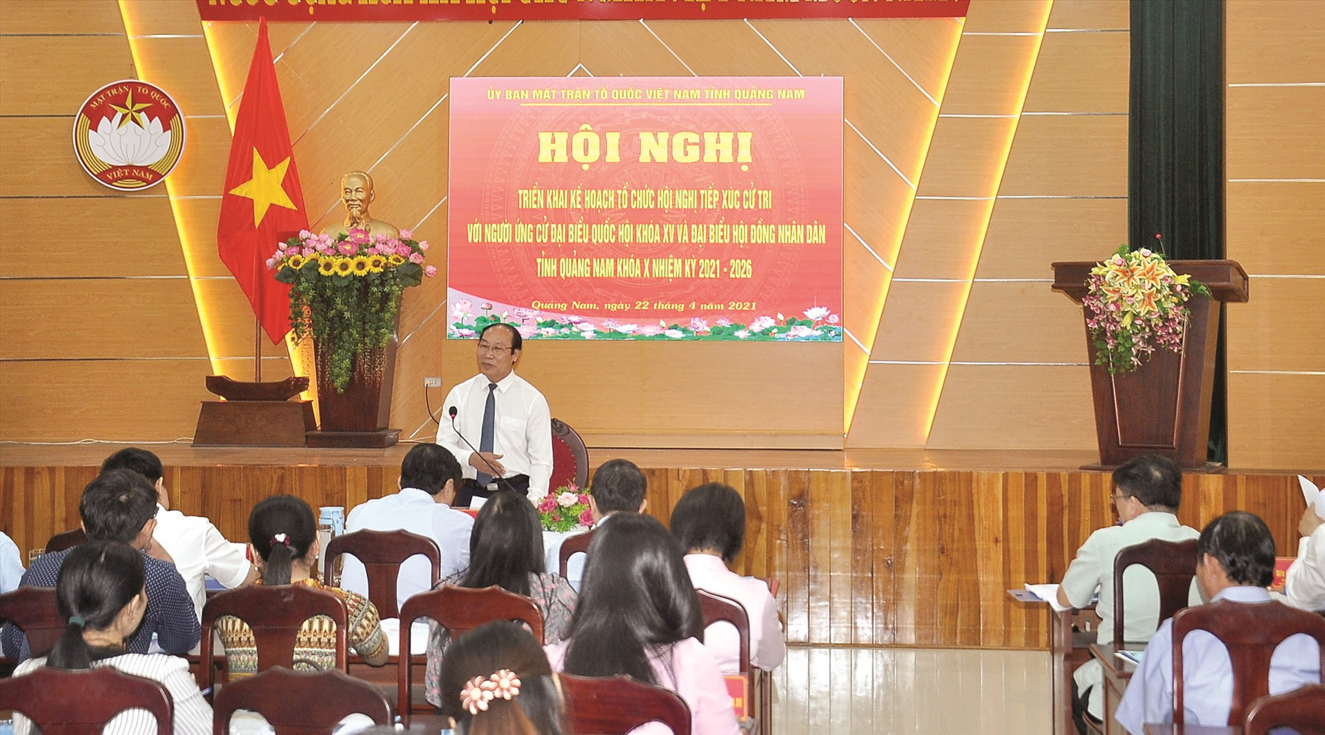 Chủ tịch Ủy ban MTTQ Việt Nam tỉnh Võ Xuân Ca phát biểu tại hội nghị gặp gỡ ứng cử viên và triển khai kế hoạch tiếp xúc cử tri vận động bầu cử. Ảnh: VINH ANH