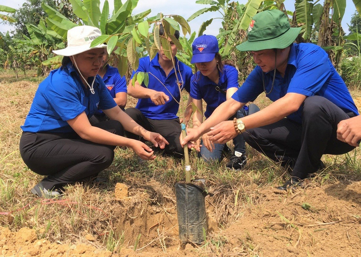 Đoàn tình nguyện trực tiếp trồng thí điểm giống cây sầu riêng giúp người dân nắm vững kỹ thuật trồng, chăm sóc cây. Ảnh: V.A