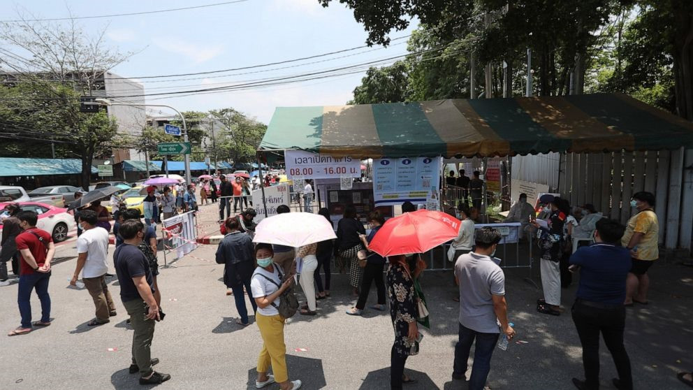 Người dân tại Thái Lan xếp hàng chờ đợi xét nghiệm Covid-19. Ảnh: AP