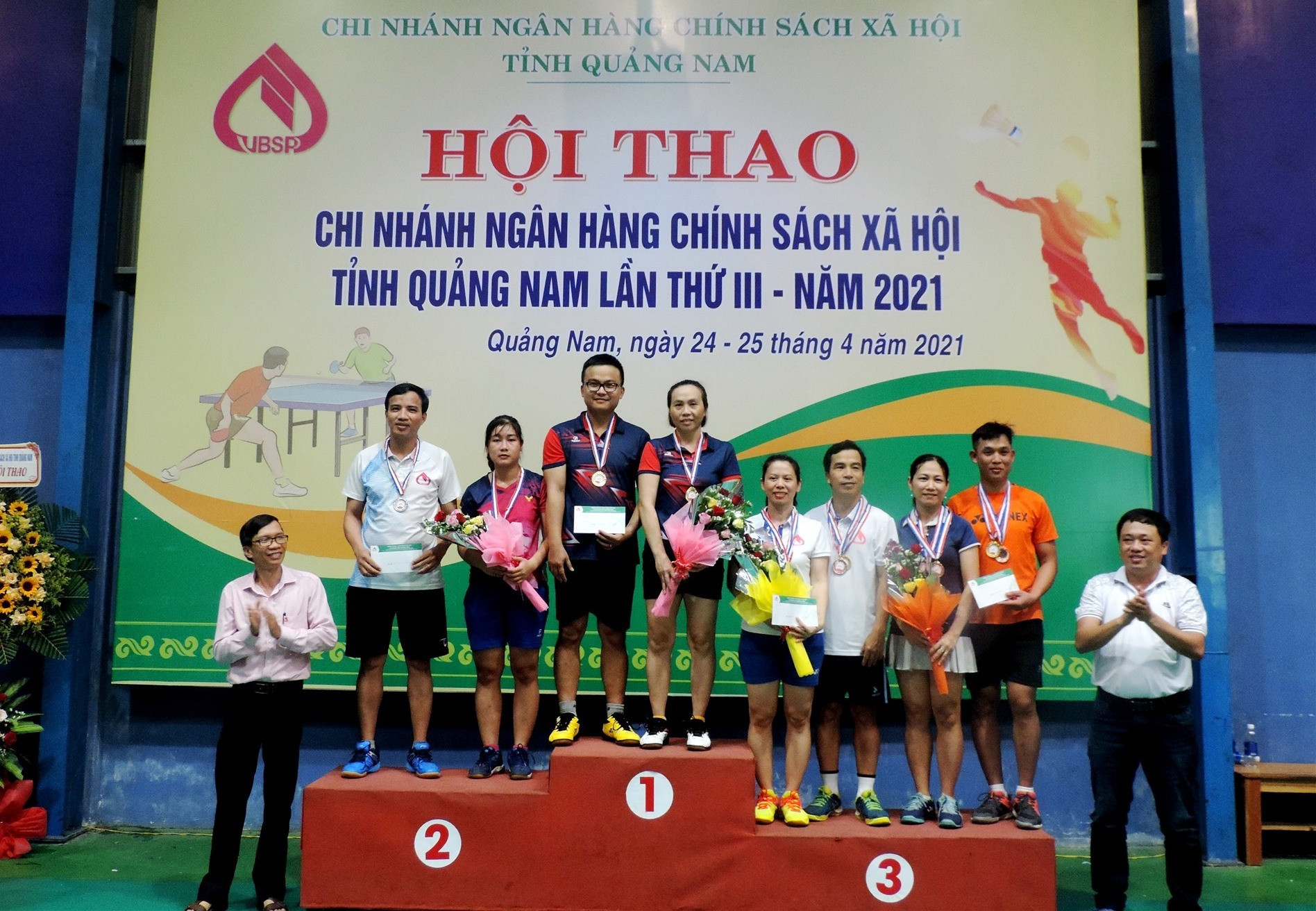 Ngân hàng CSXH chi nhánh Quảng Nam trao huy chương cho các vận động viên. Ảnh: VIỆT NGUYỄN