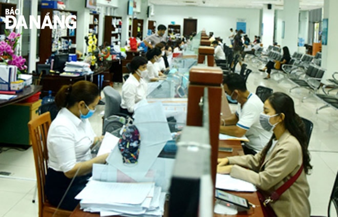 Nhờ đẩy mạnh ứng dụng hiệu quả công nghệ thông tin trong nội bộ cơ quan Nhà nước và dịch vụ công trực tuyến nên Đà Nẵng đứng thứ nhất về chỉ số “ứng dụng công nghệ thông tin”, tăng một bậc so với năm ngoái. Ảnh: TRỌNG HUY