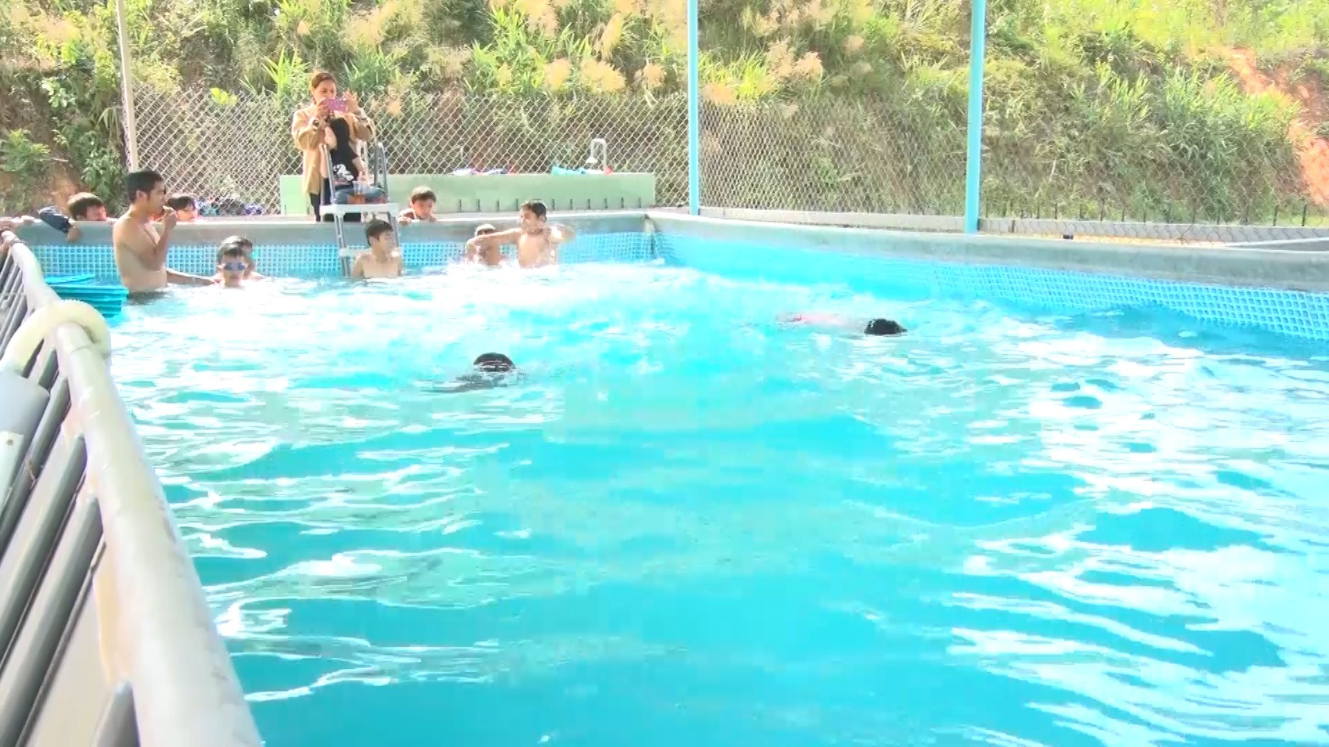 Hồ bơi đặt tại Trường tiểu học Kim Đồng giúp hàng trăm học sinh được học, nâng cao kỹ năng bơi lội. Ảnh: Q.Y