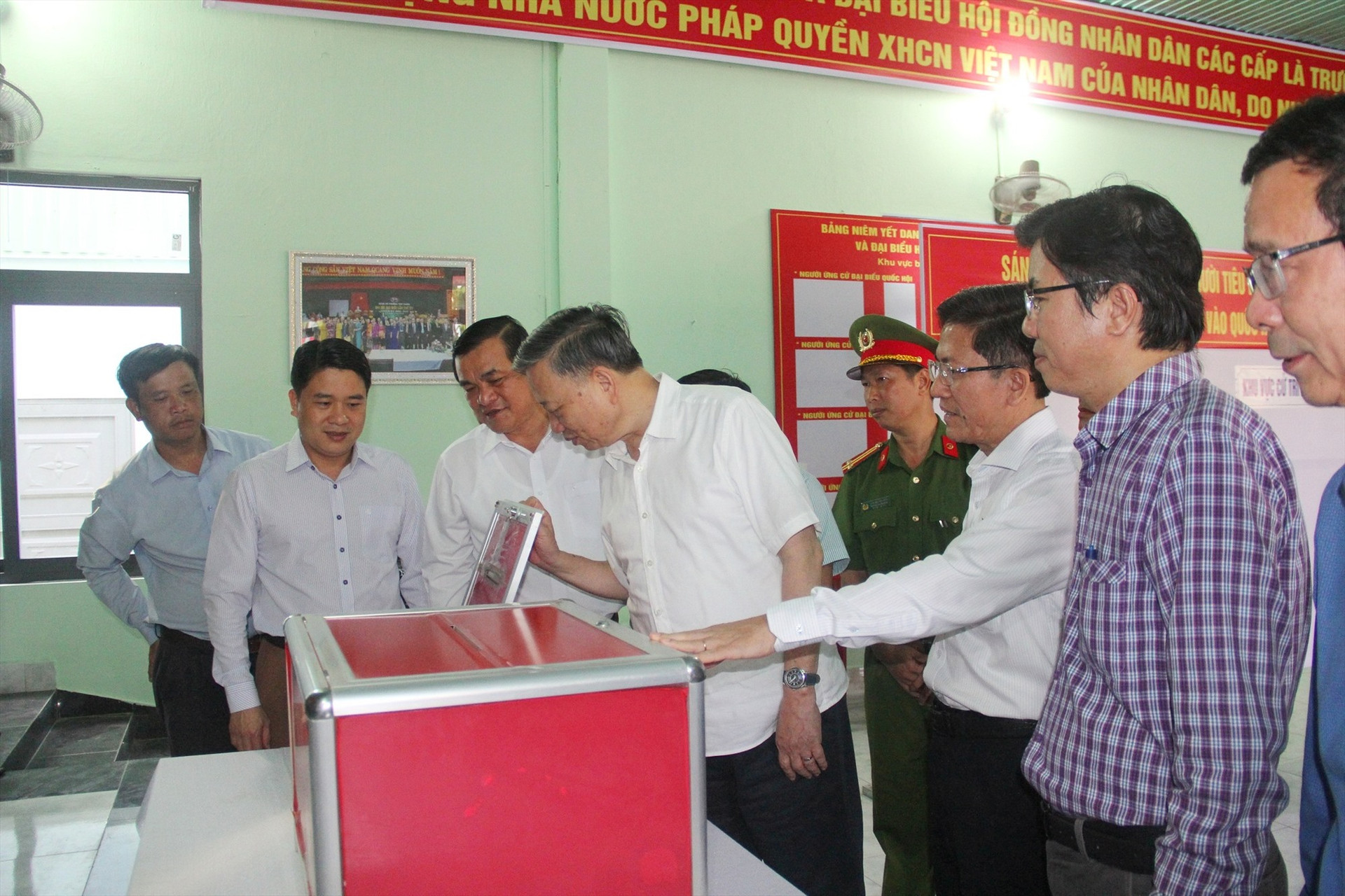 Ủy viên Bộ Chính trị, Đại tướng Tô Lâm kiểm tra công tác chuẩn bị bầu cử tại Quảng Nam vào chiều ngày 19.4.2021. Ảnh: N.Đ