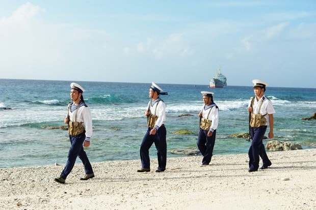 Vietnamese naval soldiers patrol to safeguard national sovereignty (Photo: VNA)