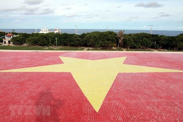 A national flag made of ceramic on the roof of a cultural house on Truong Sa Lon (Big Truong Sa) island (Photo: VNA)