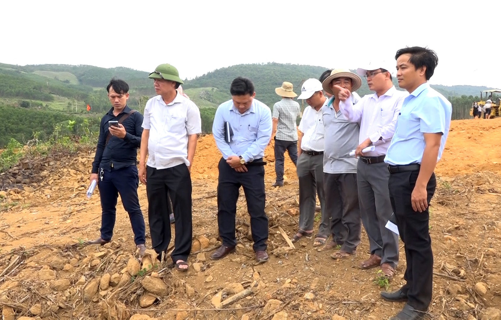 Lãnh đạo huyện Thăng Bình và Ban Quản lý dự án đầu tư xây dựng các công trình Nông nghiệp và Phát triển nông thôn tỉnh kiểm tra thực tế công tác giải phóng mặt bằng hồ chứa nước Hố Do. Ảnh: M.T