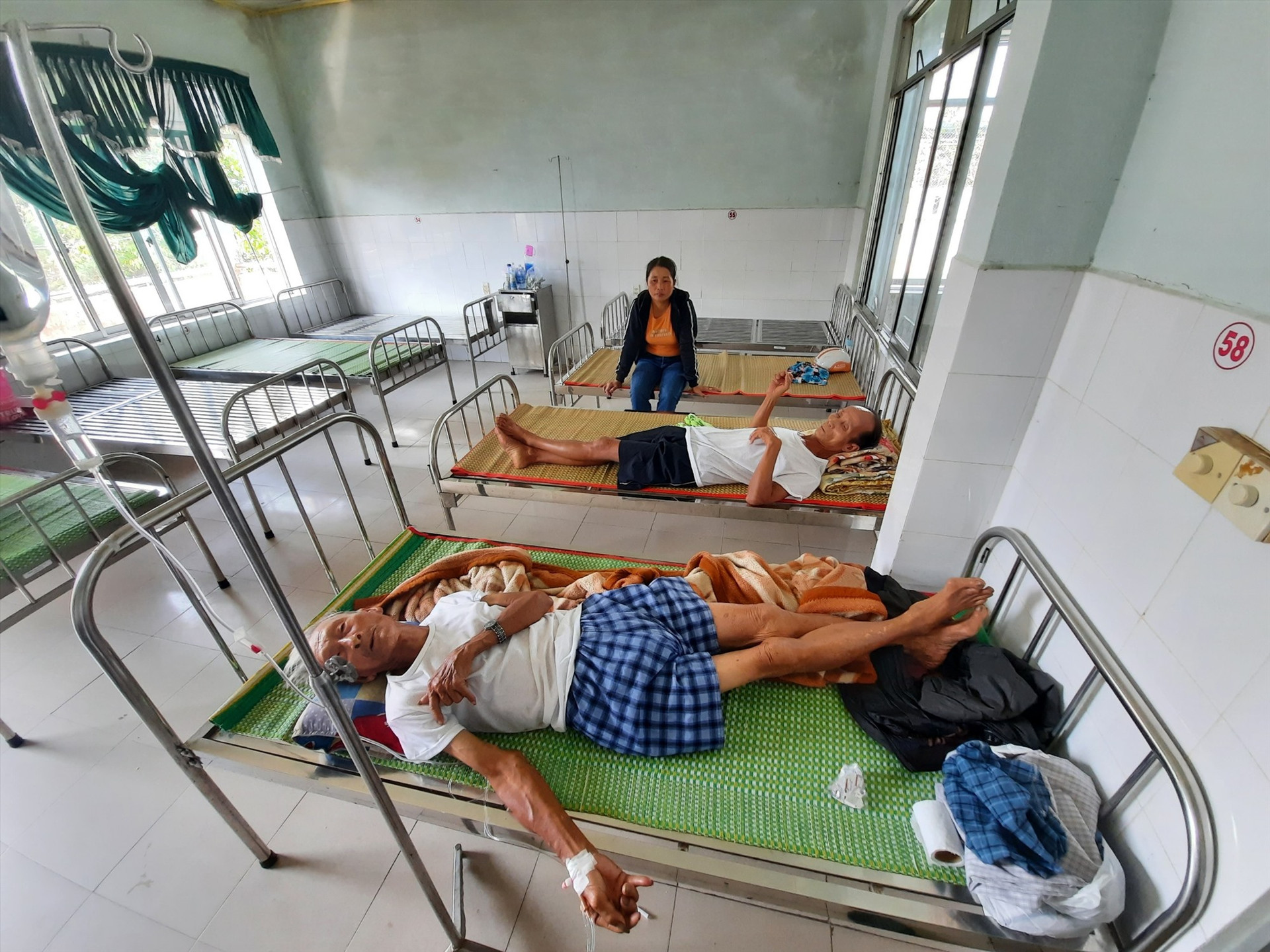 Từ ngày 24.4-26.4, nhiều người dân nhập viện tại Trung tâm Y tế Thăng Bình trong tình trạng đau bụng, đi vệ sinh liên tục. Ảnh: HỒ QUÂN