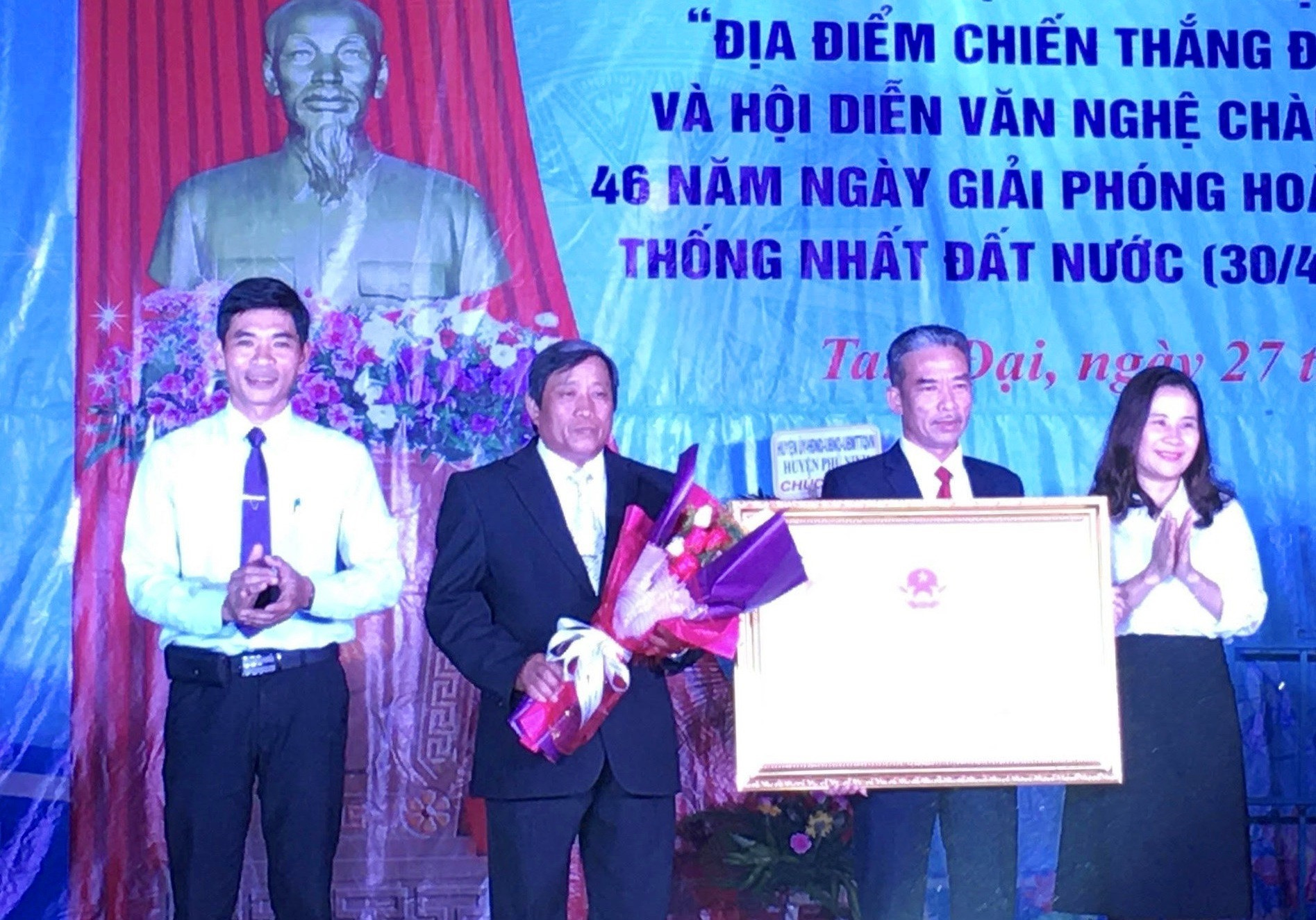 Lãnh đạo Sở VHTT-DL và huyện Phú Ninh trao Bằng di tích lịch sử cấp tỉnh địa điểm chiến thắng Chóp Chài cho lãnh đạo địa phương. Ảnh: H.C