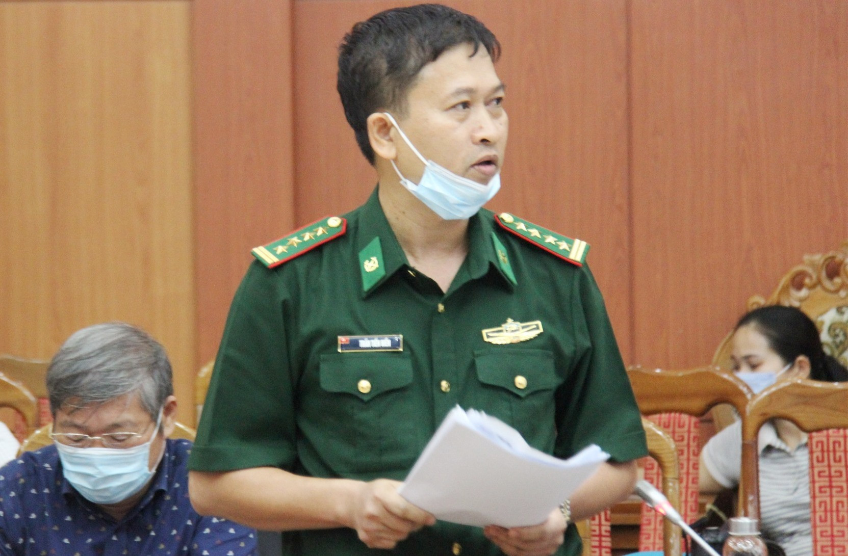 Đại tá Trần Tiến Hiền phát biểu tại Hội nghị. Ảnh: X.H