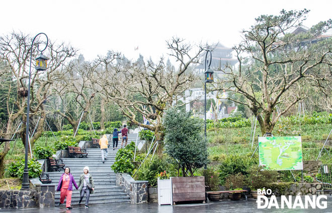 Du khách tham quan Khu du lịch Sun World Ba Na Hills.Ảnh: ĐINH VĂN NĂM