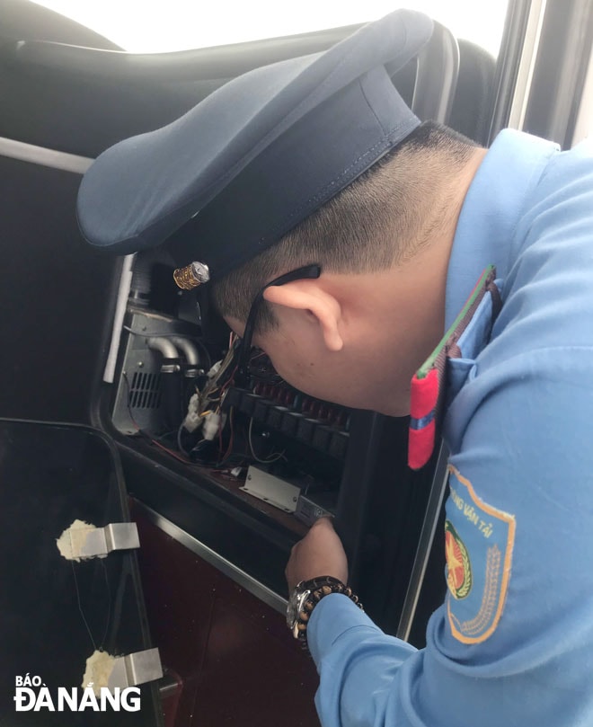 Lực lượng chức năng kiểm tra hệ thống giám sát hành trình trên một phương tiện vận tải. Ảnh: PHƯƠNG UYÊN