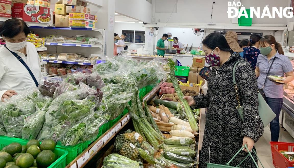 Các địa điểm thường xuyên tập trung đông người như chợ, siêu thị, trung tâm thương mại...được yêu cầu triển khai quyết liệt các biện pháp phòng, chống Covid-19. Trong ảnh: Người dân đeo khẩu trang mua sắm tại siêu thị Danavi Mart (Ảnh chụp sáng 29-4-2021). Ảnh: QUỲNH TRANG