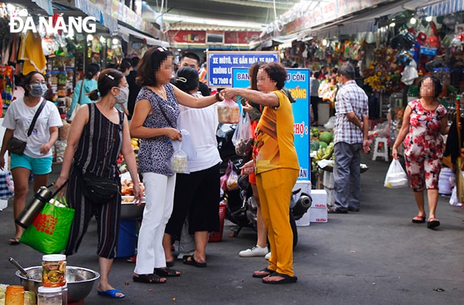 Nhiều người dân, tiểu thương tại chợ Cồn không mang khẩu trang khi trao đổi mua bán. (Ảnh chụp chiều 27-4)