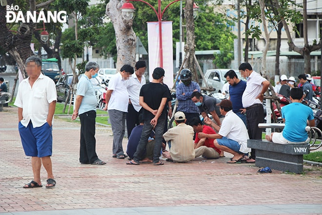 Trên vỉa hè tuyến đường Bạch Đằng - nơi tập trung nhiều người dân đến vui chơi, tập thể dục, chụp ảnh nhưng không nhiều người chấp hành việc đeo khẩu trang. (Ảnh chụp chiều 27-4)