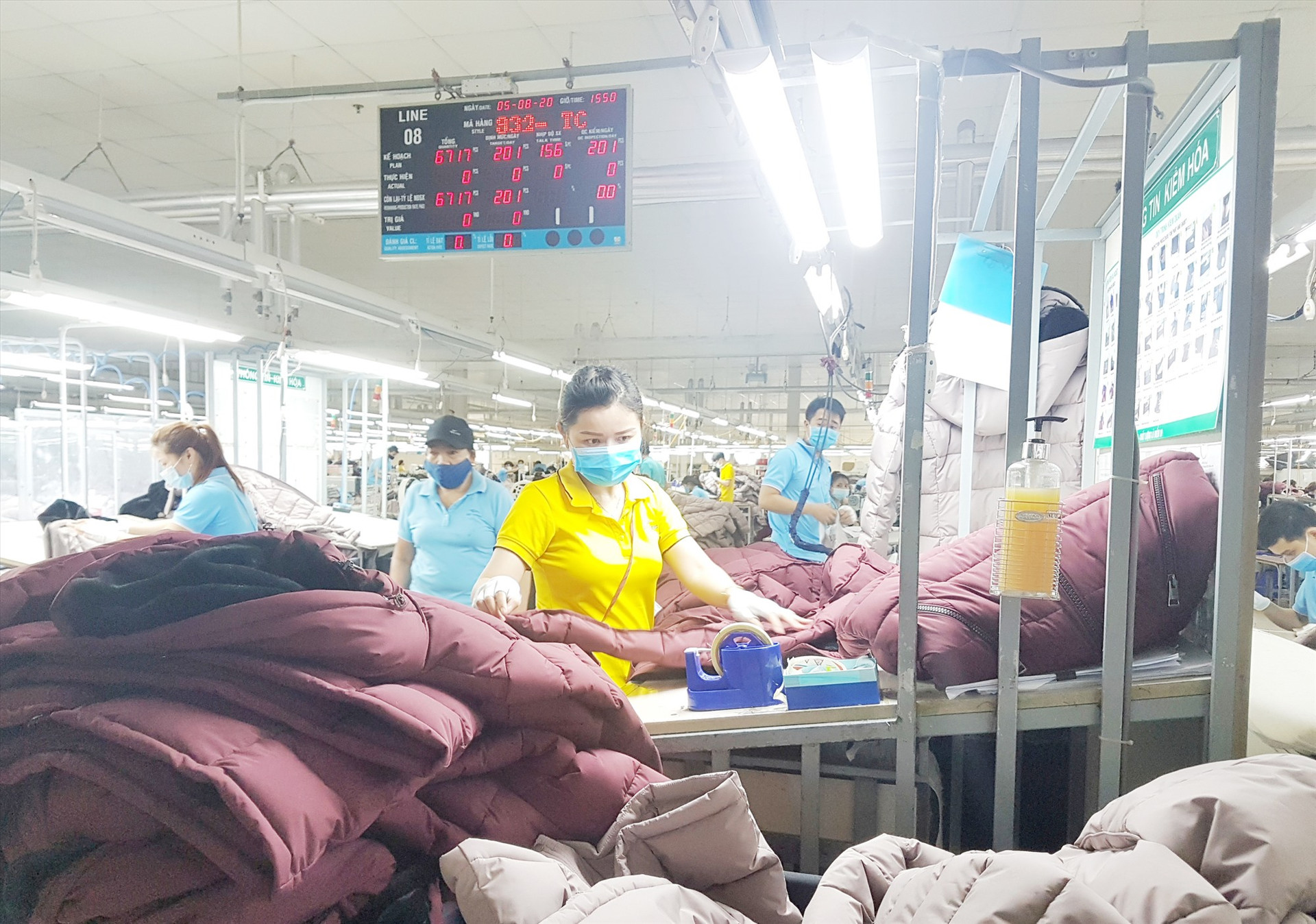 Công nhân lao động tại khu công nghiệp Tam Thăng (Tam Kỳ), nằm trong Khu KTM Chu Lai. Ảnh: DIỄM LỆ