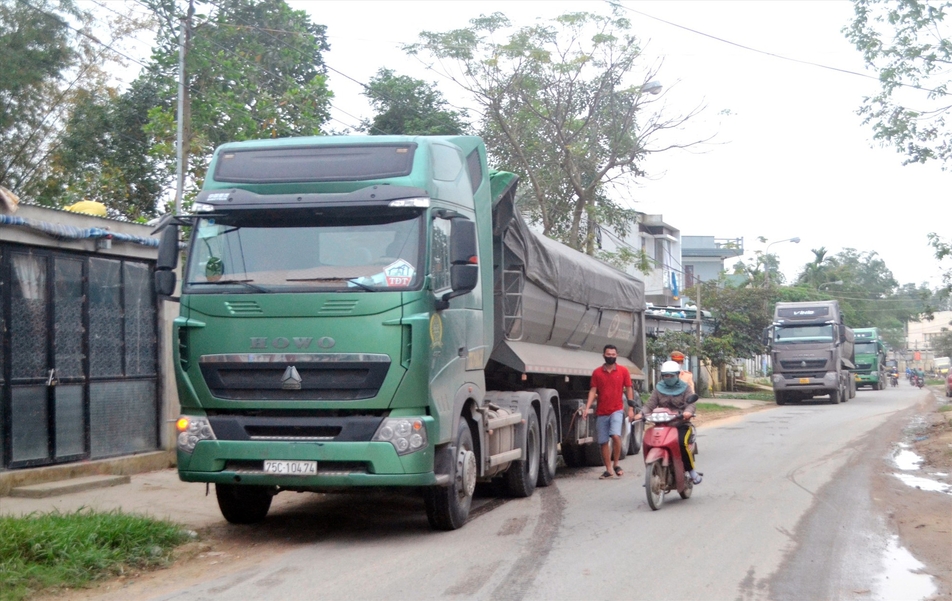 Xe tải chở cát trốn trạm cân trên QL14B, đi vào một tuyến đường huyện tại Đại Lộc. Ảnh: N.B