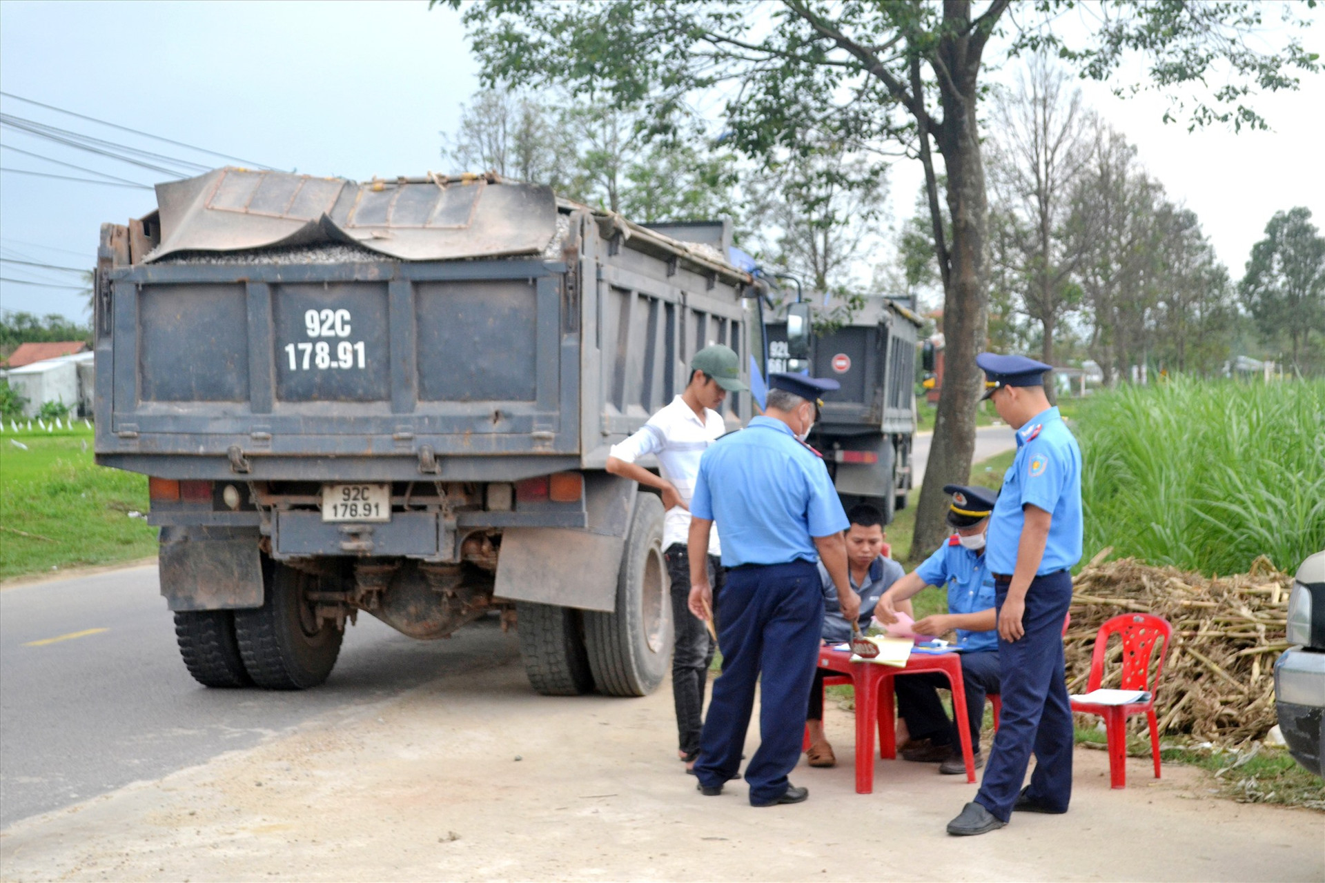 Thanh tra Sở GTVT kiểm tra xe tải chở vật liệu trên QL14H, đoạn qua xã Duy Châu (Duy Xuyên). Ảnh: C.T