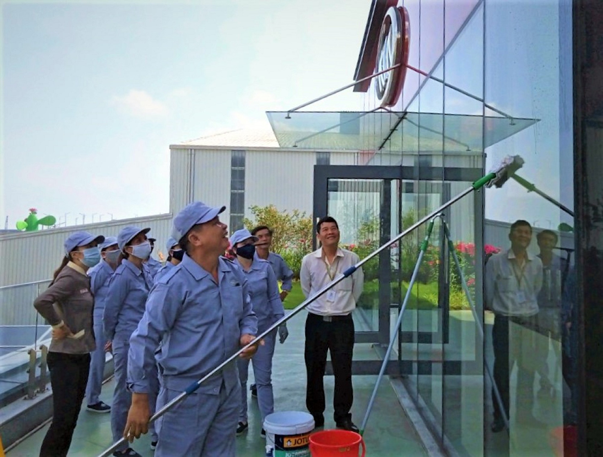 Nhân viên thực hành lau kính tại Nhà máy Thaco Kia.