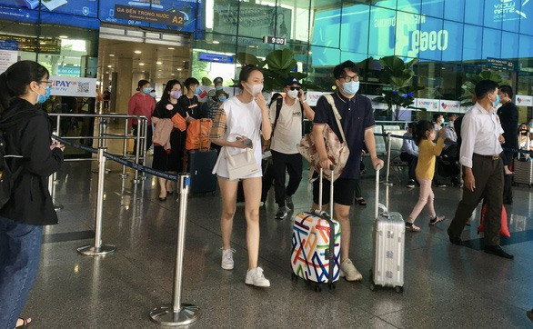 Hành khách mang khẩu trang tại sân bay quốc tế Tân Sơn Nhất ngày 29.4.