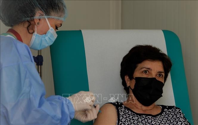 Tiêm vaccine ngừa COVID-19 tại Bucharest, Romania, ngày 21/4/2021. Ảnh: THX/TTXVN