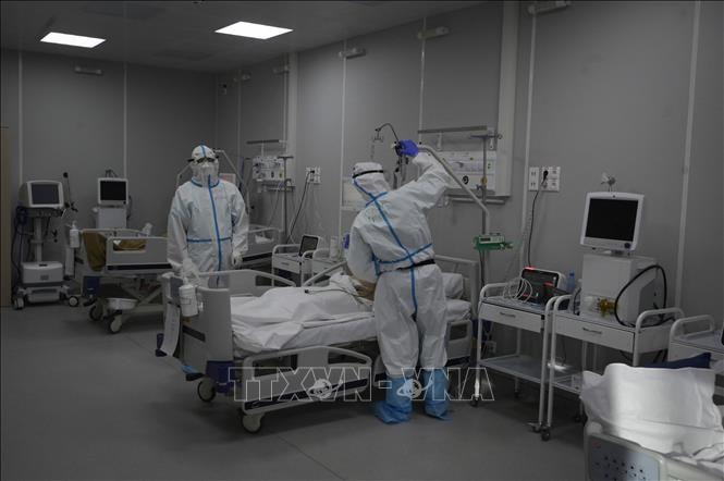 Điều trị cho bệnh nhân nhiễm COVID-19 tại bệnh viện dã chiến ở Moskva, Nga. Ảnh: AFP/TTXVN
