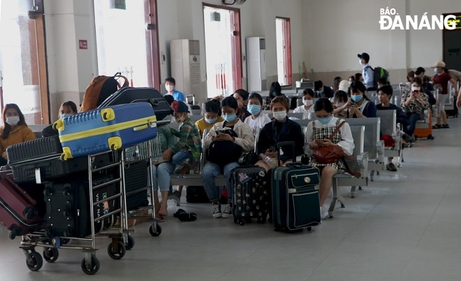 Khu vực chờ làm thủ tục bay, tập trung đông đúc hành khách trong sáng 30-4. Ảnh: Văn Hoàng