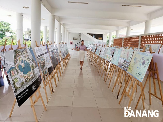 Trưng bày sản phẩm dự thi tuyển thiết kế quy hoạch kiến trúc Công viên Thanh Niên tại trụ sở Thành Đoàn Đà Nẵng. Ảnh: TRIỆU TÙNG