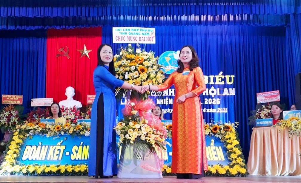 Bà Đặng Thị Lệ Thủy, Chủ tịch Hội LHPN tỉnh tặng hoa chúc mừng đại hội. Ảnh: H.L
