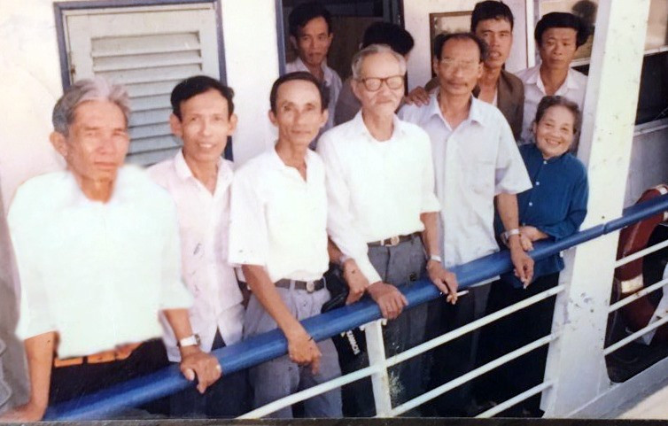 Ông Đỗ Xuân Thăng (thứ 3 bên trái) cùng cựu tù yêu nước thăm Côn Đảo năm 1990. Ảnh NVCC