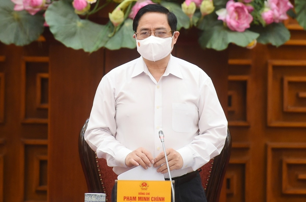 Thủ tướng Phạm Minh Chính chủ trì cuộc họp khẩn về phòng chống COVID-19. - Ảnh: VGP