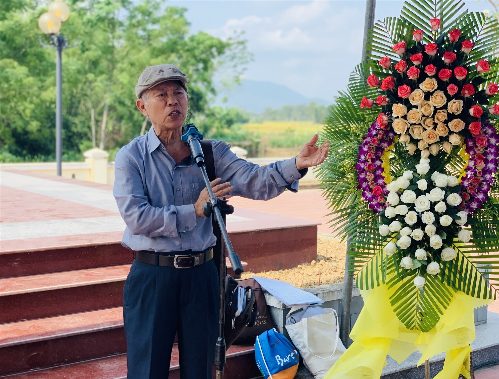 Nhà báo, nhà văn Hồ Duy Lệ kể một số câu chuyện về cuộc đời nhà báo, nhà văn Chu Cẩm Phong. Ảnh: T.S