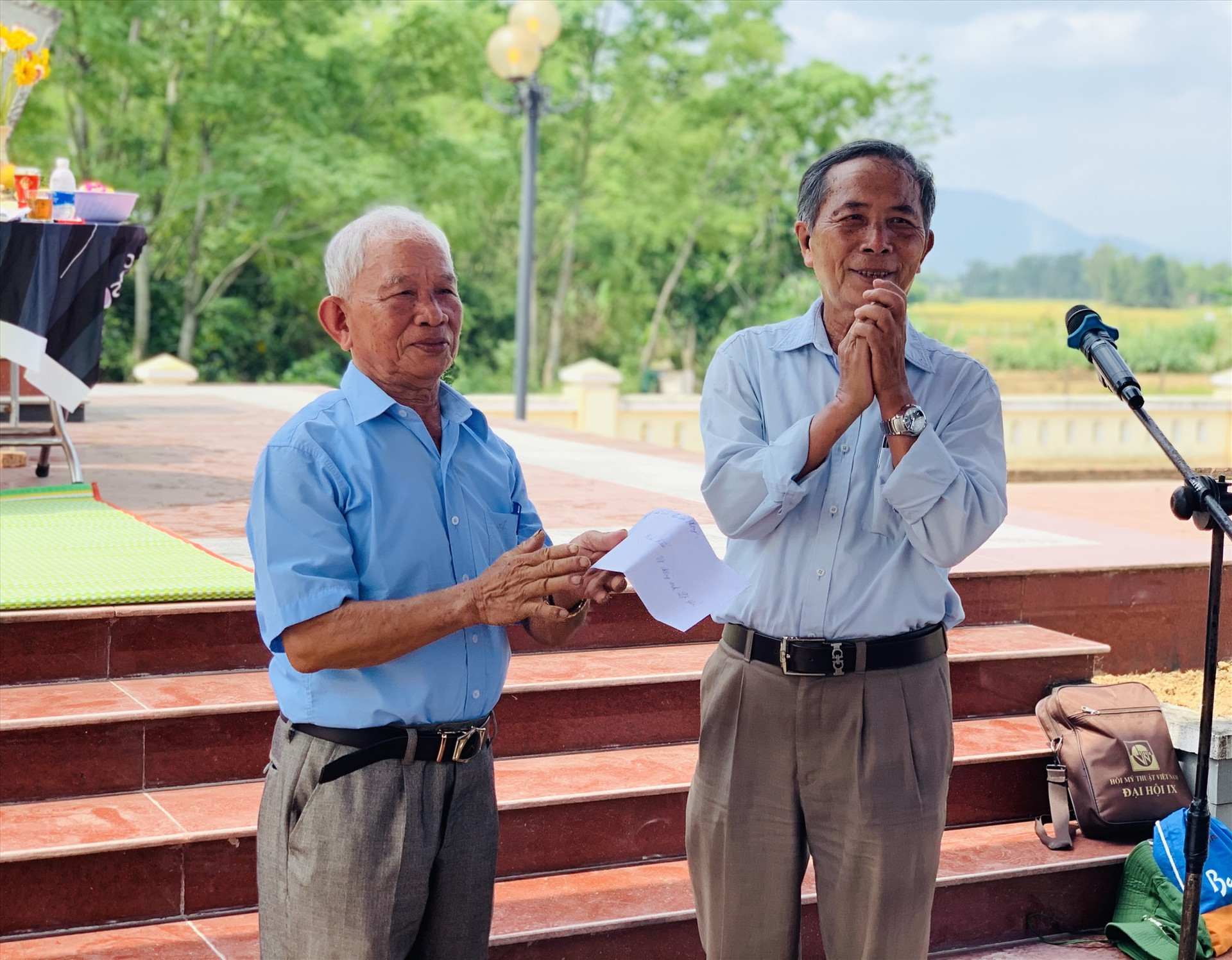 Ông Lê Yến (bên trái) - nhân chứng lịch sử trận đánh diễn ra tại xóm Vinh Cường cách đây tròn 50 năm. Ảnh: T.S