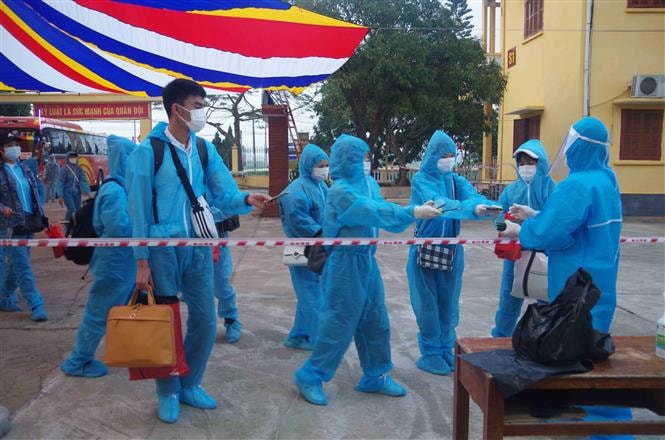 Ngày 30/4/2021, Trung đoàn 126 thuộc Bộ Chỉ huy Quân sự tỉnh Hưng Yên phối hợp với Trung tâm Kiểm soát bệnh tật tỉnh tổ chức tiếp nhận 220 công dân Việt Nam trở về từ nước Nhật Bản thực hiện cách ly theo quy định. Ảnh: Đinh Tuấn/TTXVN