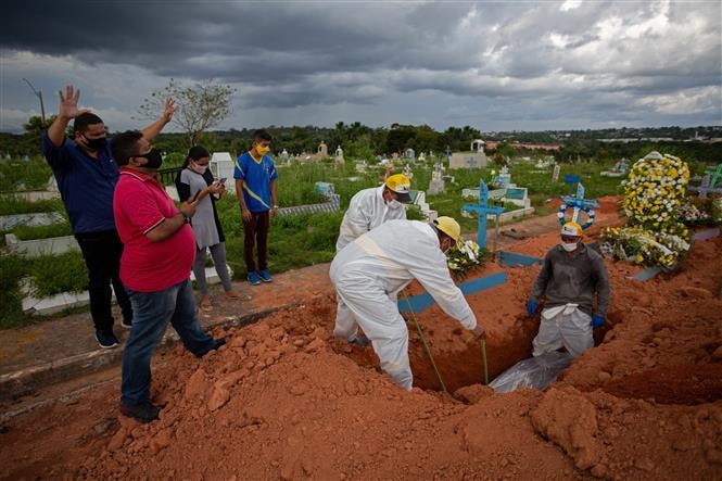 Chôn cất thi thể bệnh nhân COVID-19 tại một nghĩa địa ở bang Amazonas, Brazil, ngày 15/4/2021. Ảnh: AFP/TTXVN