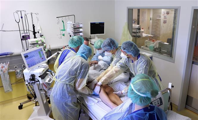 Nhân viên y tế điều trị cho bệnh nhân COVID-19 tại một bệnh viện ở Magdeburg, Đức ngày 28/4/2021. Ảnh: AFP/TTXVN