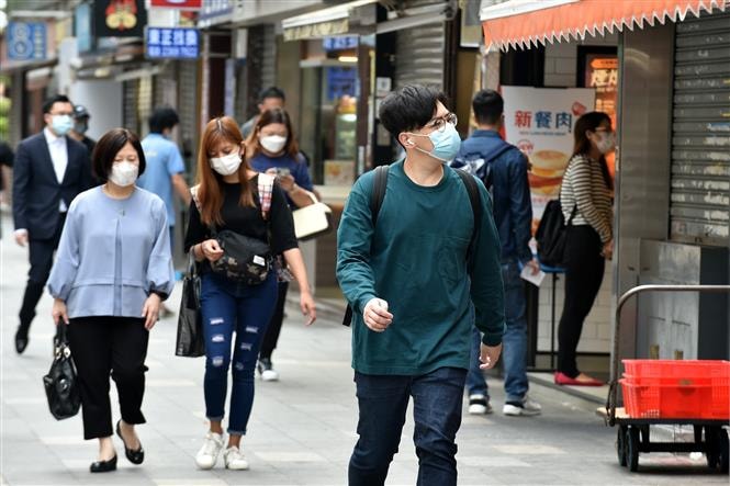 Người dân đeo khẩu trang phòng lây nhiễm COVID-19 tại Hong Kong, Trung Quốc, ngày 8/4/2021. Ảnh: THX/TTXVN