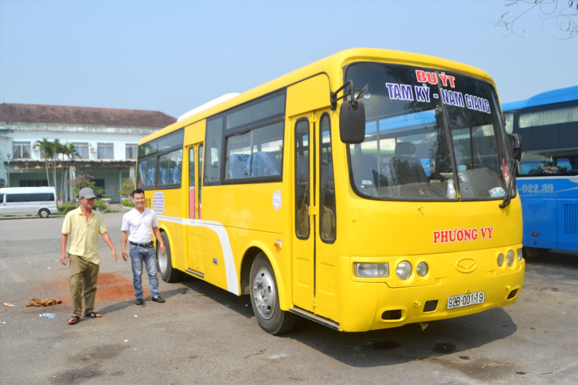 Xe buýt Tam Kỳ-Nam Giang là tuyến xe buýt đầu tiên đi từ trung tâm tỉnh lỵ lên huyện miền núi phía tây bắc của tỉnh. Ảnh: CT