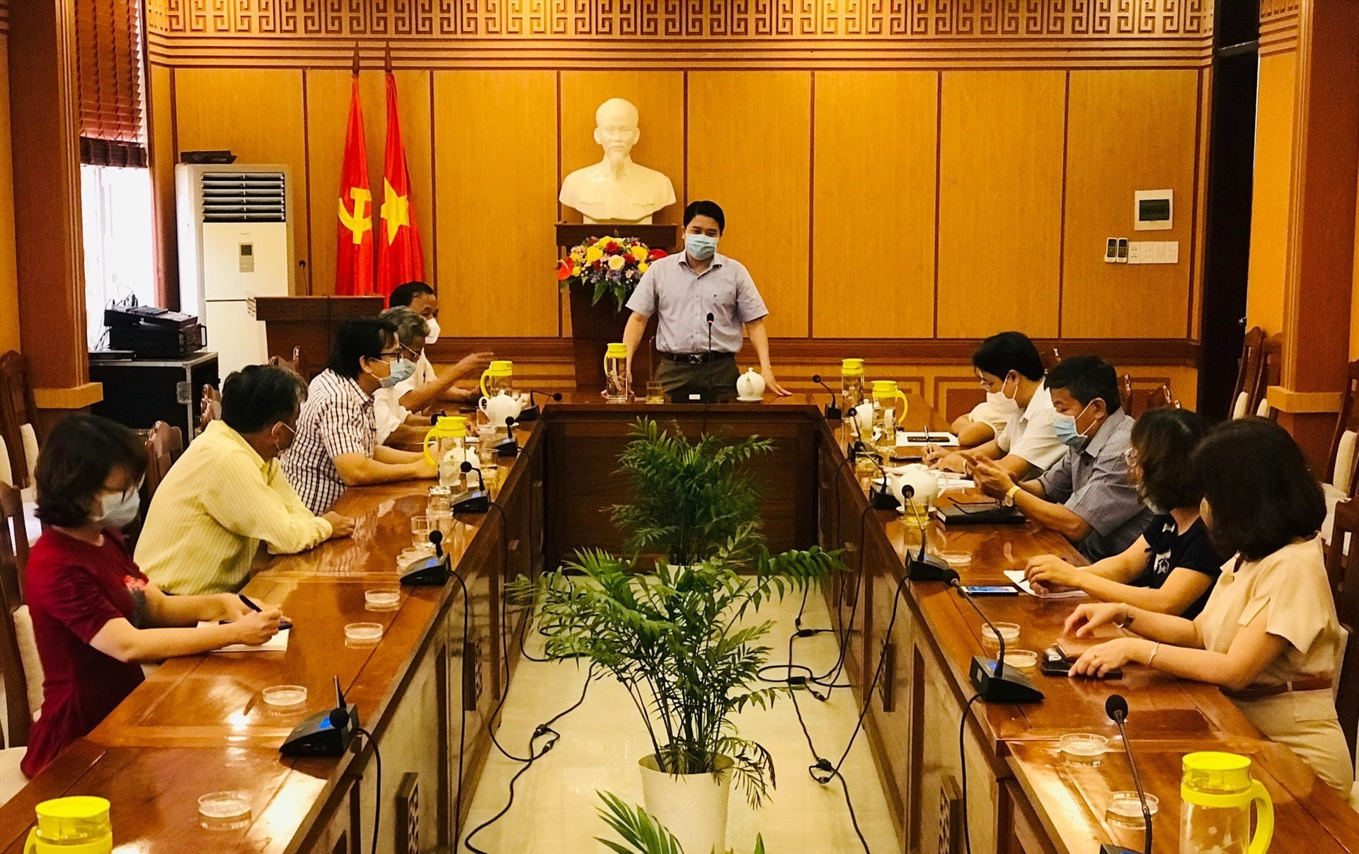Phó Chủ tịch UBND tỉnh Trần Văn Tân chủ trì buổi làm việc với chính quyền TP.Hội An về công tác phòng chống dịch. Ảnh: Q.T