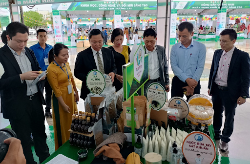 Leaders of Quang Nam and the Ministry of Science and Technology of Vietnam at the startup product stall of Faculty of Medicine and Pharmacy - the University of Da Nang.