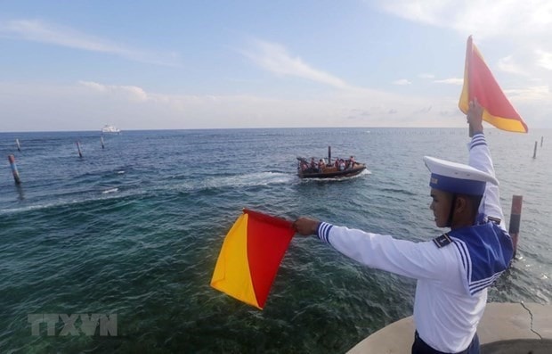 A naval soldier of Vietnam on duty on Da Lat Reef in the country's Truong Sa archipelago (Photo: VNA)