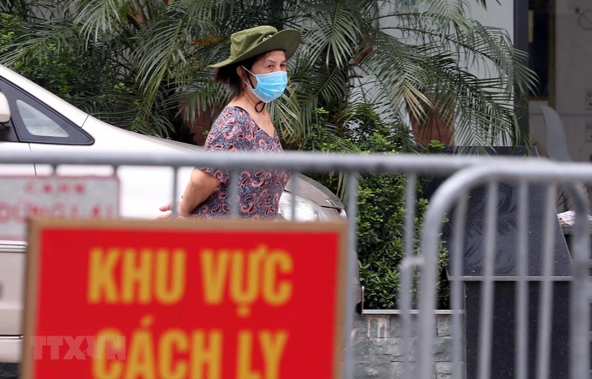 Hà Nội phong tỏa tòa chung cư Viễn Đông Star vì có liên quan đến một cư dân dương tính với SARS-CoV-2. (Nguồn: TTXVN)