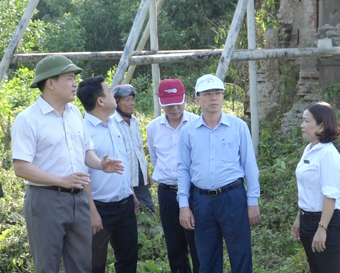 Phó Chủ tịch UBND tỉnh Trần Văn Tân (ngoài cùng bên trái) khảo sát Di tích lịch sử quốc gia đặc biệt Phật viện Đồng Dương tháng 6.2020. Ảnh: G.B