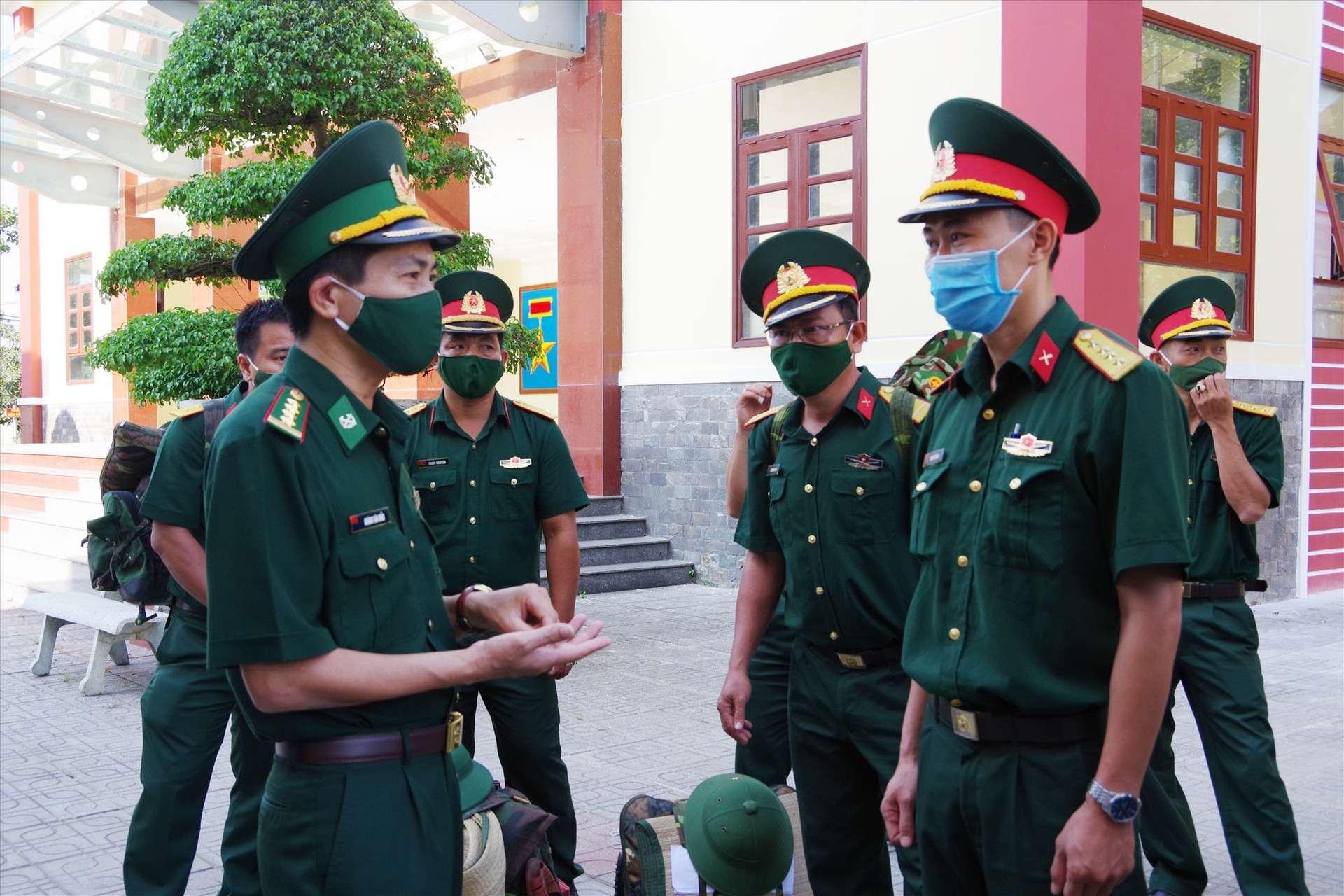 Đại tá Hoàng Văn mẫn - Chính ủy BĐBP tỉnh động viên cán bộ tăng cường làm nhiệm vụ bảo vệ biên giới, phòng chống dịch Covid-19. Ảnh: HỒNG ANH