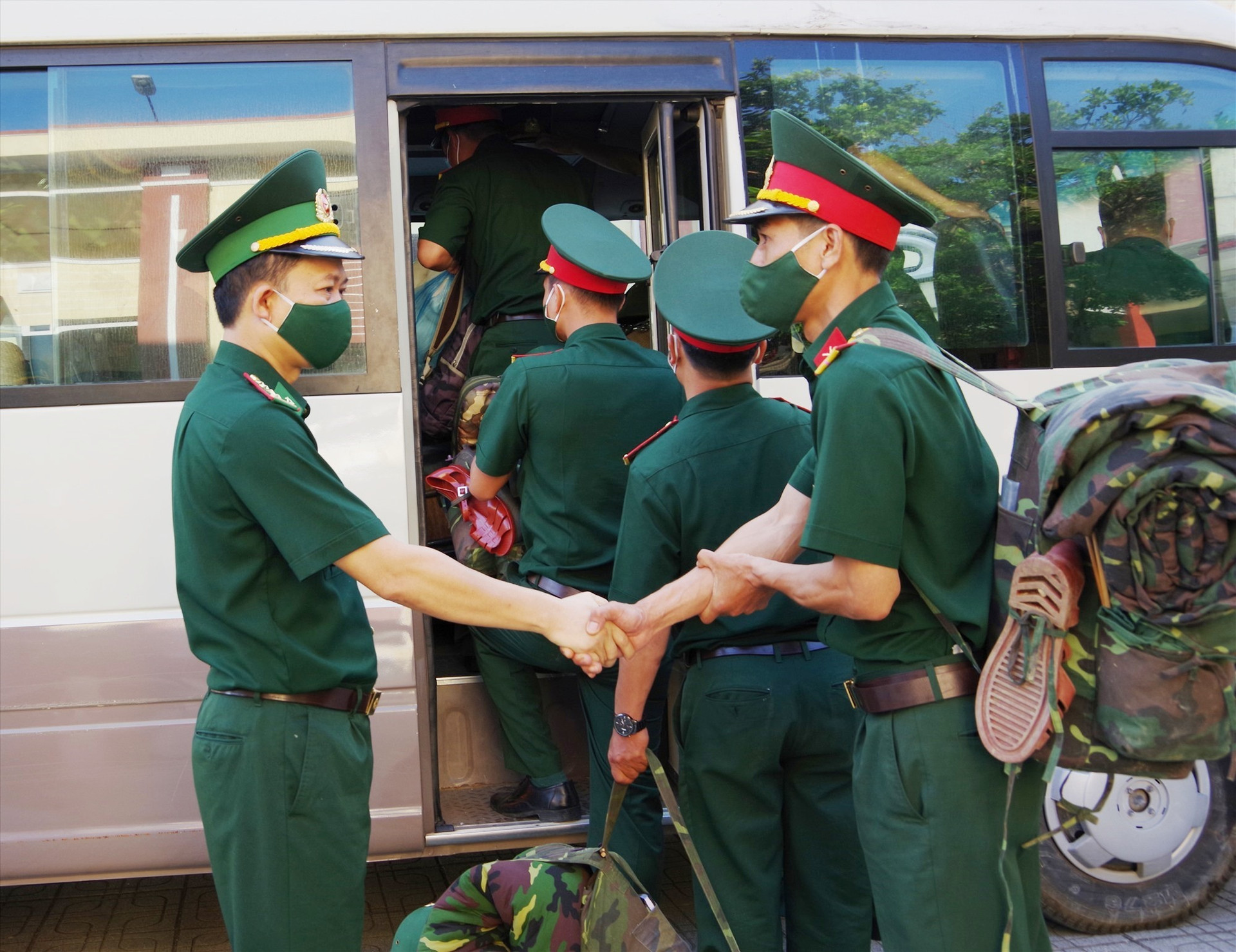Đại tá Trần Tiến Hiền - Phó chỉ huy trưởng BĐBP tỉnh tiễn đưa lực lượng làm nhiệm vụ lên xe,. Ảnh: HỒNG ANH