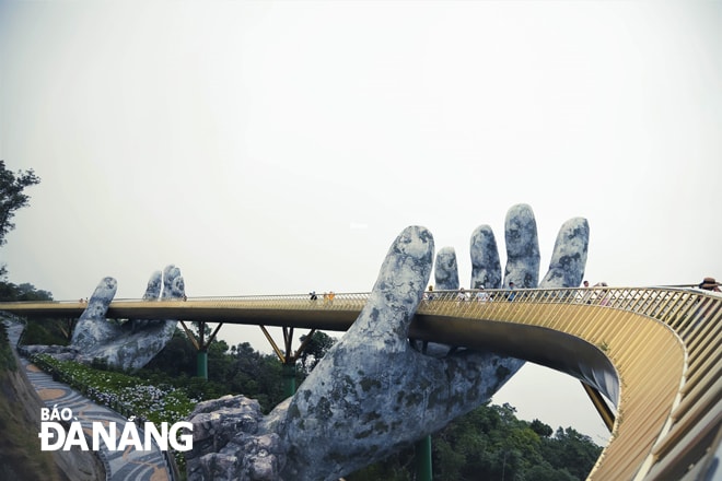 Năm 2021, Cầu Vàng tại Khu du lịch Sun World Ba Na Hills nằm trong top 10 kỳ quan mới của thế giới do thời báo Daily Mail (Anh) bình chọn. Ảnh: THU HÀ