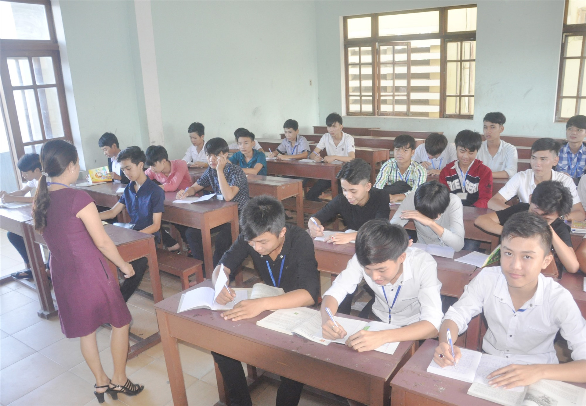 Học sinh học xong lớp 9 vào học nghề tại Trường Cao đẳng Kinh tế kỹ thuật Quảng Nam. Ảnh: X.P
