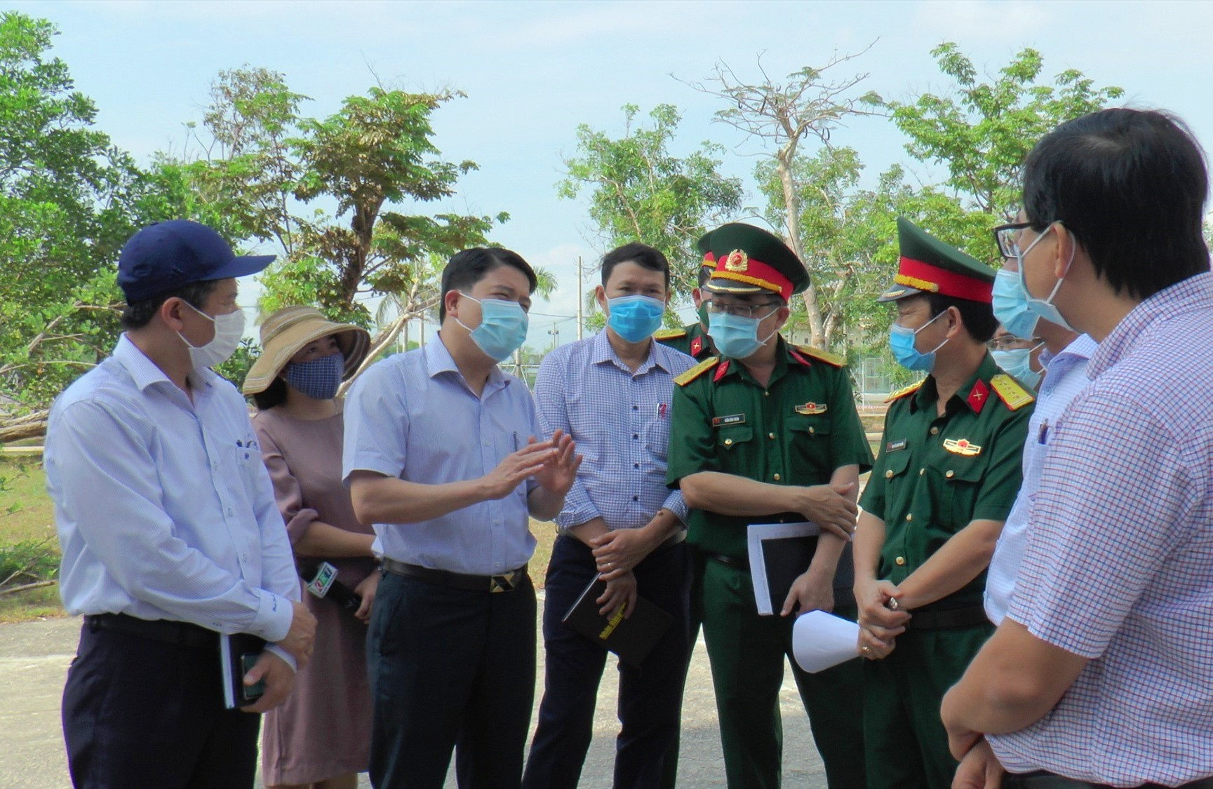 Phó Chủ tịch UBND tỉnh Trần Văn Tân trao đổi với các ngành có liên quan
