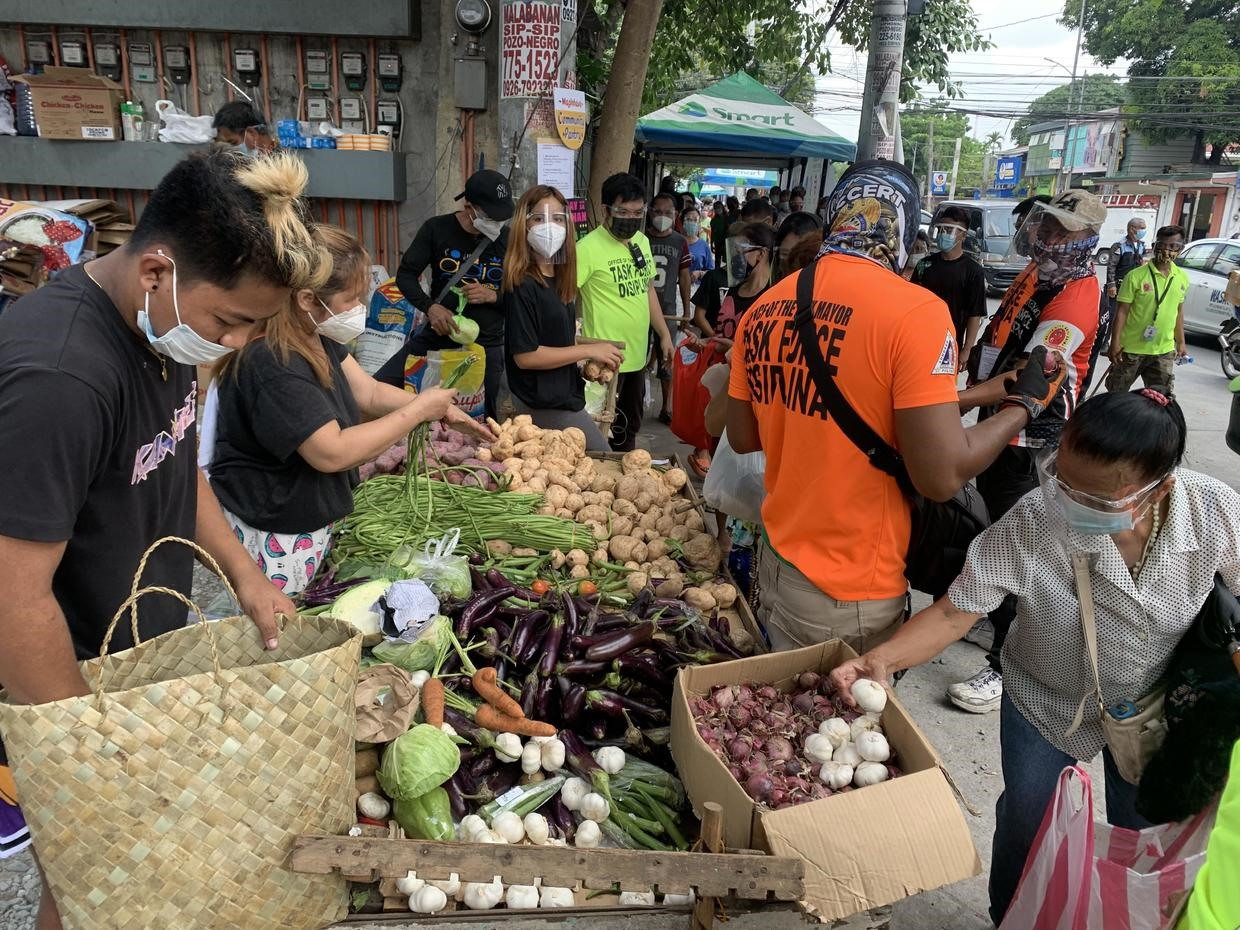Một quầy thực phẩm cộng đồng tại Philippines. Ảnh: CBS